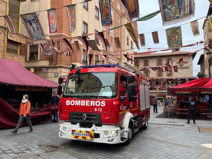 Los Bomberos de la Diputación Provincial de Teruel (DPT) comprueban la seguridad en la celebración de las Bodas de Isabel de Segura.