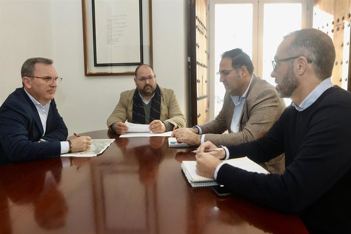 El diputado provincial de Cooperación, Javier Bello, y el alcalde de la localidad sevillana, José Manuel Oliva, en una reunión.