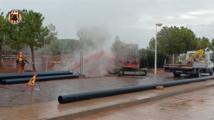 Bomberos del Consorcio Provincial de Valencia han cortado el sumnistro de gas en el polígono industrial del puerto de Sagunto después de que se haya producido a primera hora de este viernes un escape.