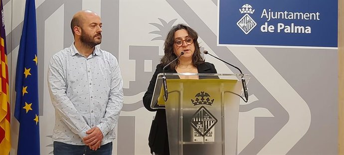 Los regidores de MÉS per Palma Kika Coll y Miquel Àngel Contreras en rueda de prensa.