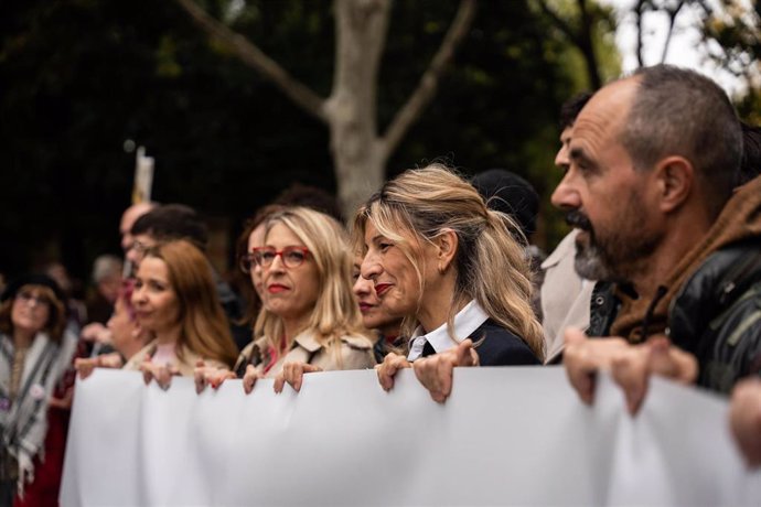 Archivo - La vicepresidenta segunda del Gobierno y ministra de Trabajo y Economía Social en funciones, Yolanda Díaz (c), participa en la manifestación en apoyo a Palestina, a 29 de octubre de 2023, en Madrid (España). 