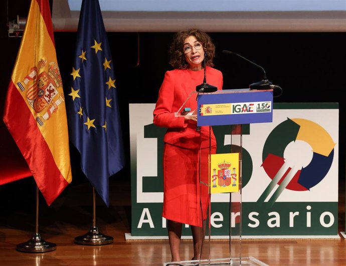 La vicepresidenta primera y ministra de Hacienda, María Jesús Montero, interviene durante la inauguración del 150 aniversario de la Intervención General de la Administración del Estado (IGAE), en el Museo Nacional Centro de Arte Reina Sofía. 