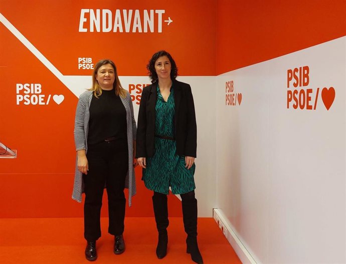 La secretaria de Educación del PSIB-PSOE, Amanda Fernández, junto a la secretaria de Política autonómica, Mercedes Garrido, en rueda de prensa.
