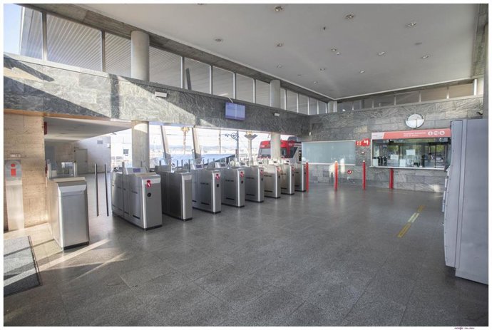 Archivo - Tornos en la estación de Renfe de Santurtzi, en Bizkaia.