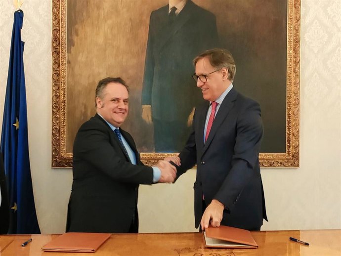 El alcalde de Salamanca, Carlos García Carbayo (d), y el administrador de la sociedad mercantil Lemauto Salamanca, Jesús Miguel Rodríguez González (i), en la firma del acuerdo