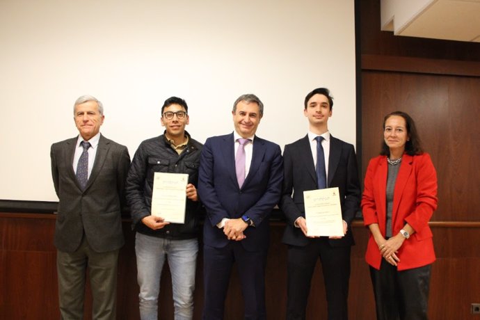 Foto de familia con los premiados de la Escuela de Ingeniería por la Cátedra Endesa por sus trabajos finales de grado y máster.