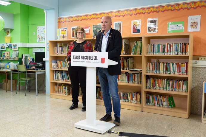 El conseller David Mascort y la consellera Anna Simó en su visita a una escuela de Santa Coloma de Gramenet (Barcelona)