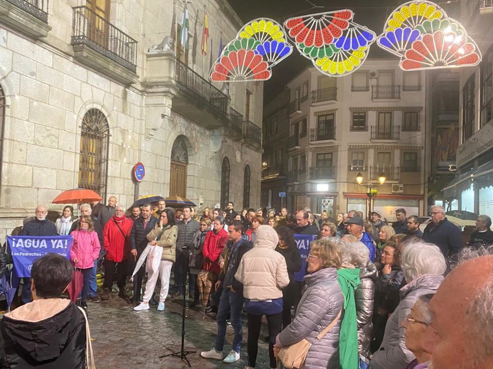 Concentración convocada por Unidos por el Agua ante el Ayuntamiento de Pozoblanco.