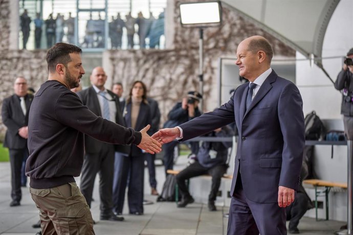 El presidente ucraniano, Volodimir Zelenski, es recibido en Berlín por el canciller alemán, Olaf Scholz.