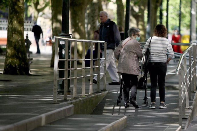 Archivo - Diputación y Adinberri forman a profesionales para el cuidado de personas mayores
