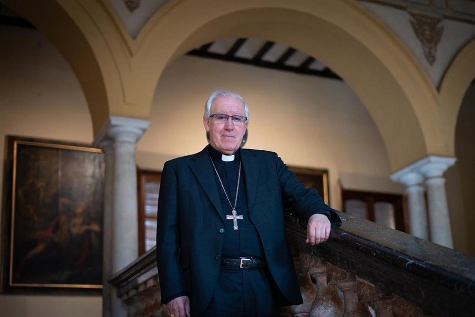 El arzobispo de Sevilla, monseñor Saiz Meneses, en las escaleras del Palacio Arzobispal minutos antes de la entrevista concedida a Europa Press.