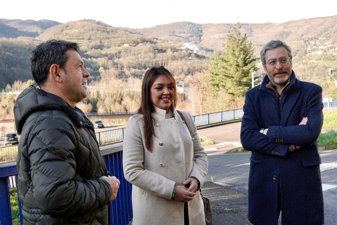 El concejal de Vox en el Ayuntamiento de Aller, Antonio del Peño; la portavoz de Vox en la Junta General, Carolina López y el diputado regional Javier Jové.