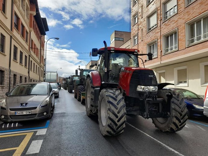 Tractores junto del departamento de Desarrollo Rural del Gobierno foral.