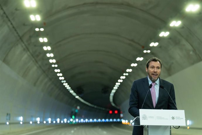 El ministro de Transportes y Movilidad Sostenible, Óscar Puente, interviene durante la puesta en servicio del tramo de la B-40 de Olesa a Viladecavalls, a 16 de febrero de 2024, en Abrera, Barcelona.