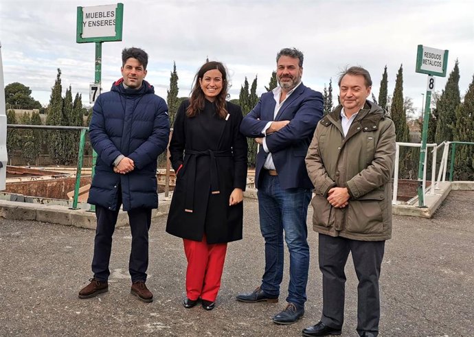 La consejera municipal de Medio Ambiente y Movilidad, Tatiana Gaudes, y el presidente de ACOMZA, Mariano Barbed, llegan a un acuerdo sobre la retirada de muebles