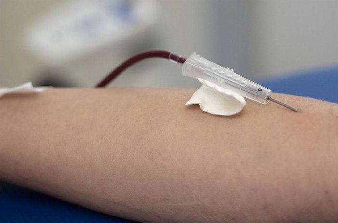 Archivo - Una persona donando sangre