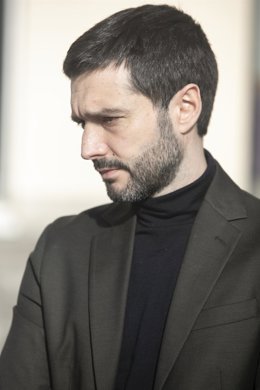 El ministro de Derechos Sociales, Consumo y Agenda 2030, Pablo Bustinduy, a su llegada al edificio del antiguo centro materno infantil, donde se  ubicará el centro especializado en la atención a personas enfermas de esclerosis lateral amiotrófica (ELA),