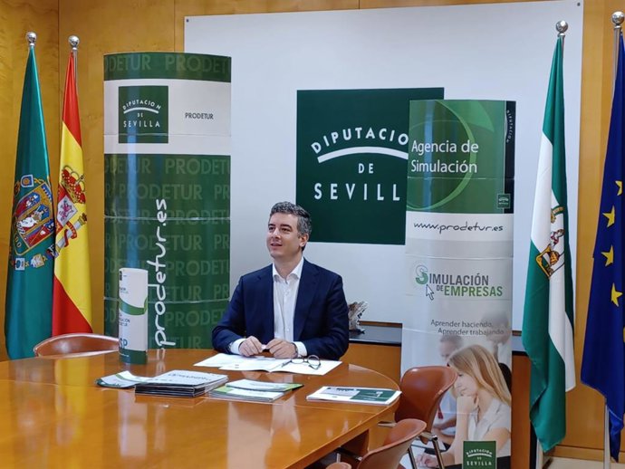 El diputado provincial Rodríguez Hans, en la firma telemática del convenio con Castilla- La Mancha sobre la Agencia de Simulación de Empresas de Prodetur.