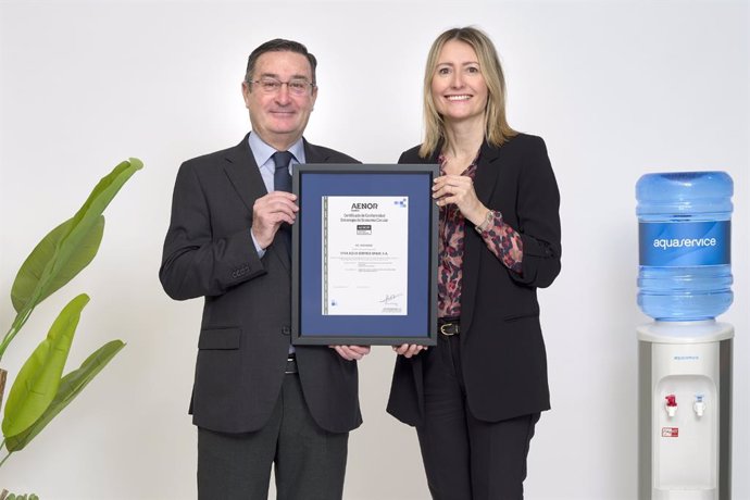 El director territorial de Baleares, Comunidad Valenciana y Murcia de Aenor, Salvador Ibáñez,entrega la certificación a la responsable de Calidad y Medioambiente de Aquaservice, Isabel Moliner.