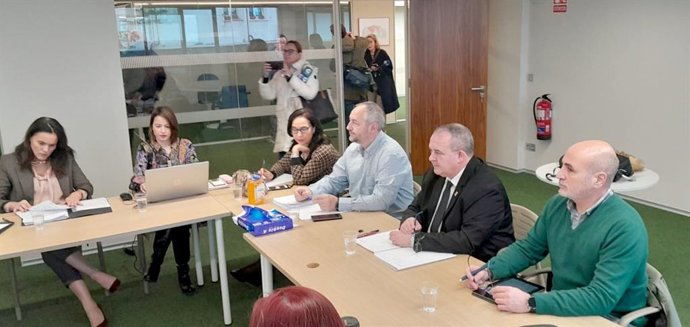 Isaac Pola, segundo por la derecha