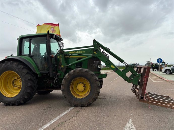 Un tractor corta una carretera en Alvarado (Badajoz) durante las protestas de agricultores y ganaderos.