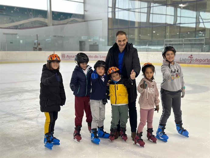 El concejal del Ayuntamiento de Logroño, Miguel Sainz, con escolares logroñeses en la pista de hielo