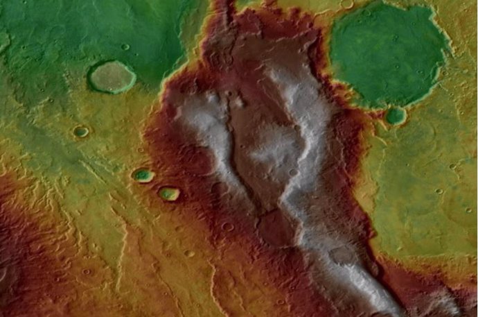 Los datos topográficos se encuentran sobre datos de imágenes infrarrojas que muestran estructuras tectónicas complejas y depósitos volcánicos en la región de Eridania en Marte. Los colores cálidos son los de mayor elevación.