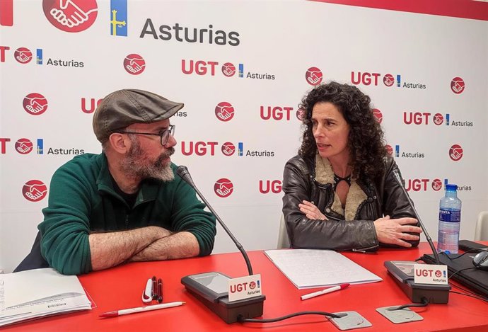 Los representantes del área de Acción Sindical de la FSS-CCOO de Asturias, y el Sector de Salud de UGT Servicios Públicos Asturias, Adrián Redondo y Tatiana Soto en rueda de prensa.