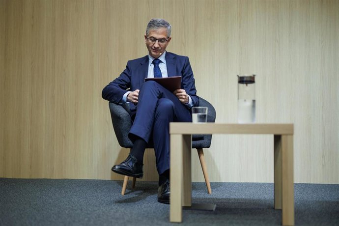 El gobernador del Banco de España, Pablo Hernández de Cos, durante un encuentro con estudiantes organizado por CUNEF Universidad, en el Aula Magna del Campus Almansa, a 15 de febrero de 2024, en Madrid (España).