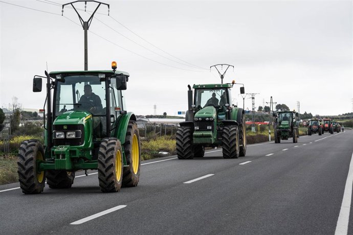 Tractorada de agricultores y ganaderos en las carreteras para pedir mejoras en el sector.