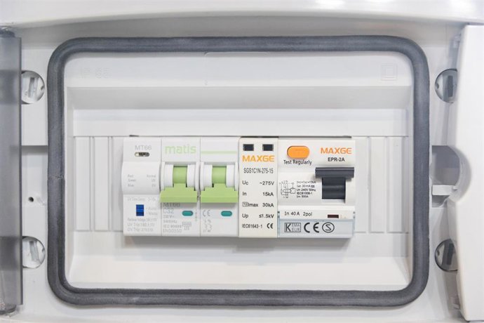 Cuadro de protección para un punto de recarga de coche eléctrico durante la primera jornada de GENERA 2024 en IFEMA MADRIA, a 6 de febrero de 2024, en Madrid (España). 