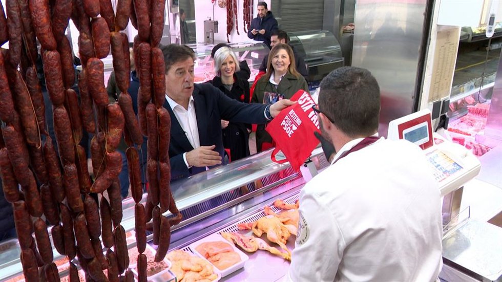 El candidato del PSdeG a la Presidencia de la Xunta, José Ramón Gómez Besteiro, reparte publicidad en la Praza de Abastos de Santiago