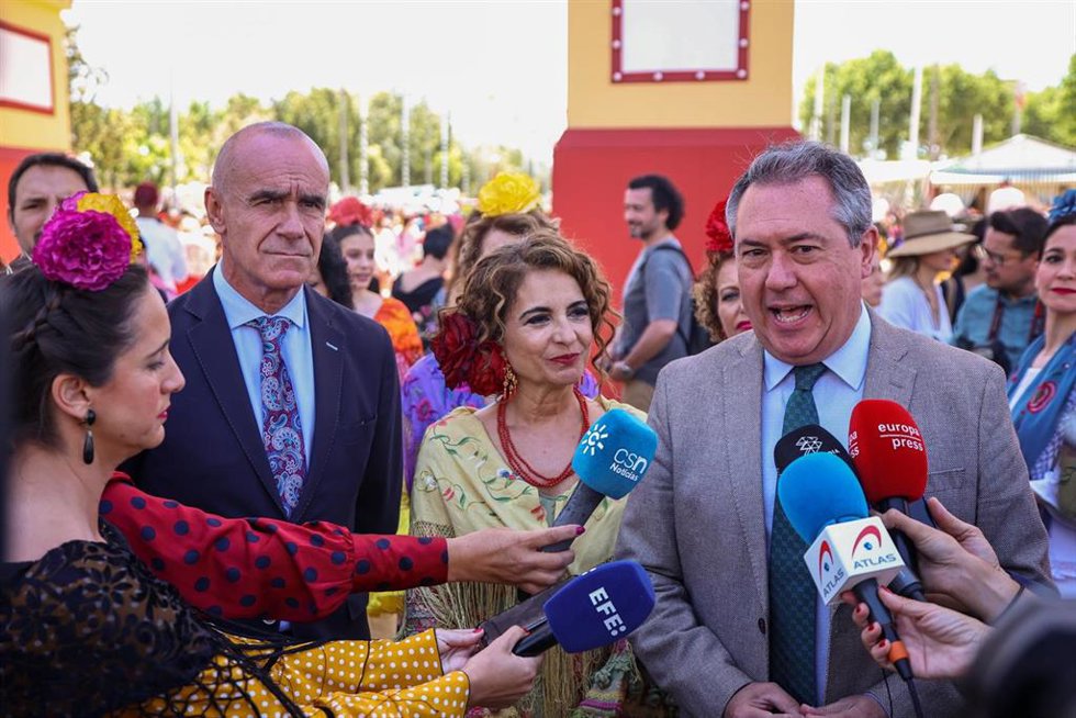 Archivo - Los socialistas Antonio Muñoz, María Jesús Montero y Juan Espadas en la Feria de Abril