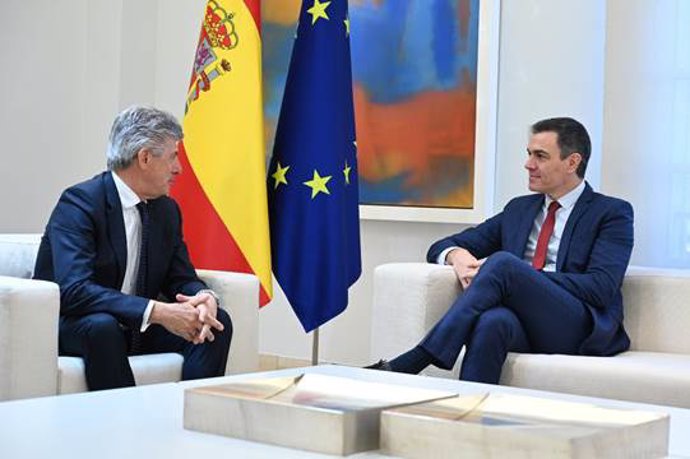 Archivo - De izquierda a derecha: el consejero delegado de Cellnex, Marco Patuano, y el presidente del Gobierno, Pedro Sánchez. A 16 de febrero de 2024, en Madrid (España).