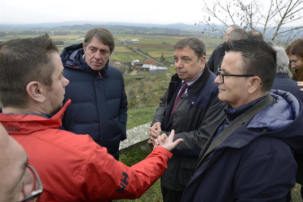 Archivo - El ministro de Agricultura, Pesca y Alimentación, Luis Planas (c) y el conselleiro de Medio Rural de la Xunta de Galicia, José González (d), durante una visita a la zona de regadíos de Nova Limia, a 19 de enero de 2023, en Xinzo de Limia, Our