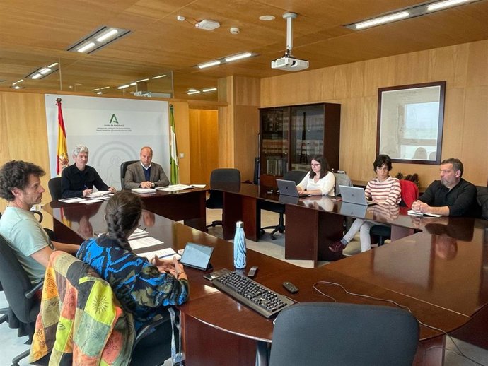 El delegado territorial de Sostenibilidad en Cádiz, Óscar Curtido, participa en la la comisión anual de promotores eólicos y la Fundación Migres