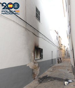 Daños provocados en viviendas por el incendio de una motocicleta en Ciutadella.