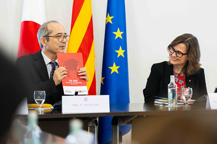 La consellera de Acción Exterior y Unión Europea de la Generalitat, Meritxell Serret, y el cónsul general de Japón en Barcelona, Yasushi Sato.