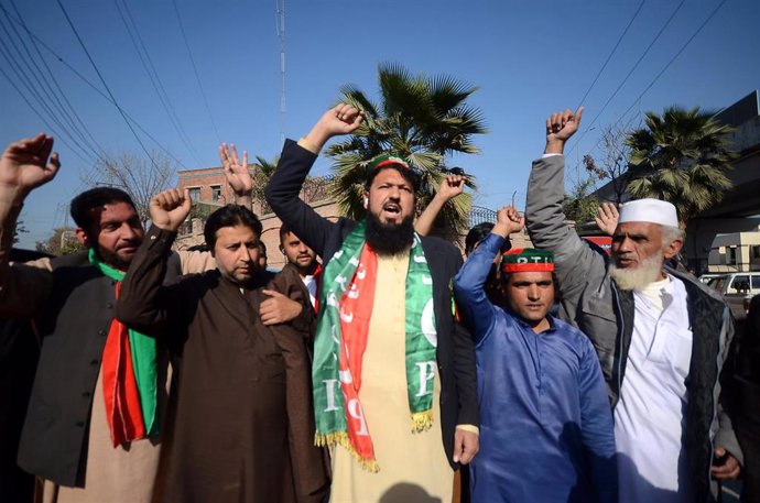 Seguidores del partido opositor Movimiento para la Justicia en Pakistán (PTI) durante una protesta contra los resultados de las elecciones generales en Pakistán