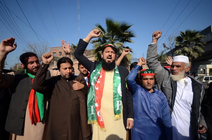 Seguidores del partido opositor Movimiento para la Justicia en Pakistán (PTI) durante una protesta contra los resultados de las elecciones generales en Pakistán