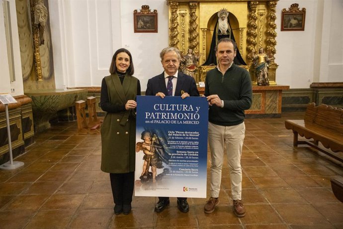 El presidente de la Diputación, Salvador Fuentes (centro), y la responsable de Presidencia, Gobierno Interior y Vivienda en la institución provincial, Marta Siles, con el cartel de 'Cultura y patrimonio en el Palacio de la Merced'.