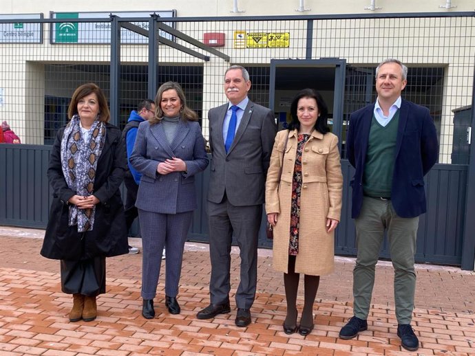 Viso (centro), en su visita al IES Luis Carrillo de Sotomayor, en Baena.