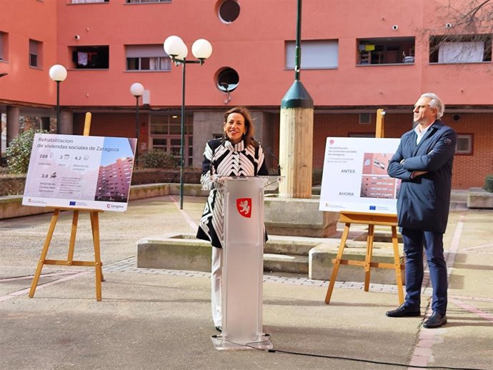 La alcaldesa de Zaragoza, Natalia Chueca, acompañada por el concejal delegado de Zaragoza Vivienda, José Miguel Rodrigo, en la presentación de la rehabilitación de 288 viviendas sociales en el distrito de Actur