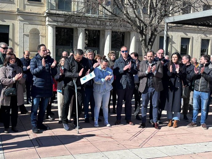 El presidente del Partido Popular de Castilla-La Mancha, Paco Núñez, ha participado en la concentración convocada por la Asociación Unificada de la Guardia Civil frente a la Subdelegación de Gobierno de Cuenca.