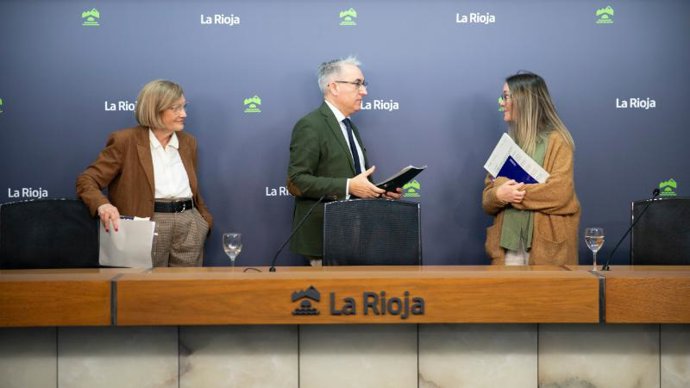 El director general de Tributos, Jesús Ángel Garrido; la directora y coordinadora terapéutica de esta asociación, Concha Santo Tomás, y la psicóloga experta en adicción a las nuevas tecnologías, Alejandra Calle.