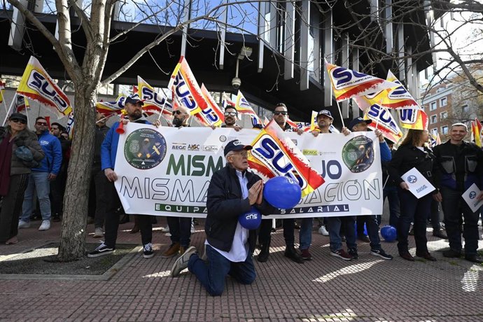 Miembros del Sindicato Unificado de Policía (SUP) y de la Asociación Unificada de Guardias Civiles (AUGC) durante una concentración de policías y guardias civiles, a 16 de febrero de 2024, en Madrid (España). Los manifestantes exigen una equiparación sa