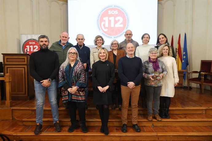 La consejera Amparo López con representantes de las tres asociaciones reconocidas por su colaboración con SOS Navarra.