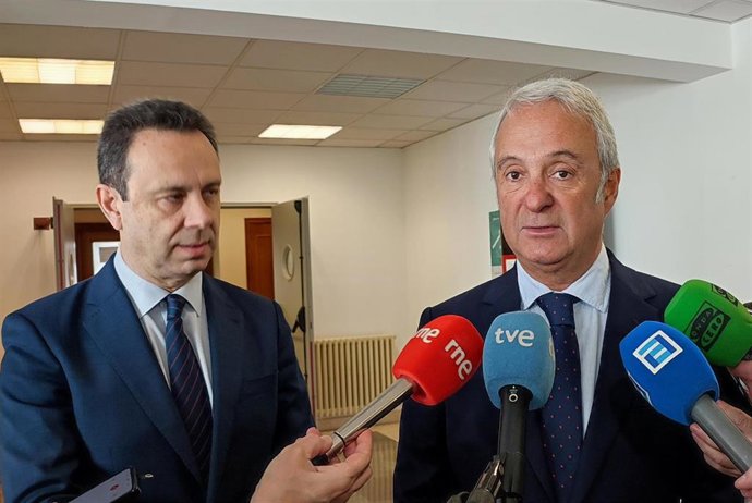 El presidente del TSJA, Jesús María Chamorro, y el decano de los jueces de Oviedo, Jorge Punset.