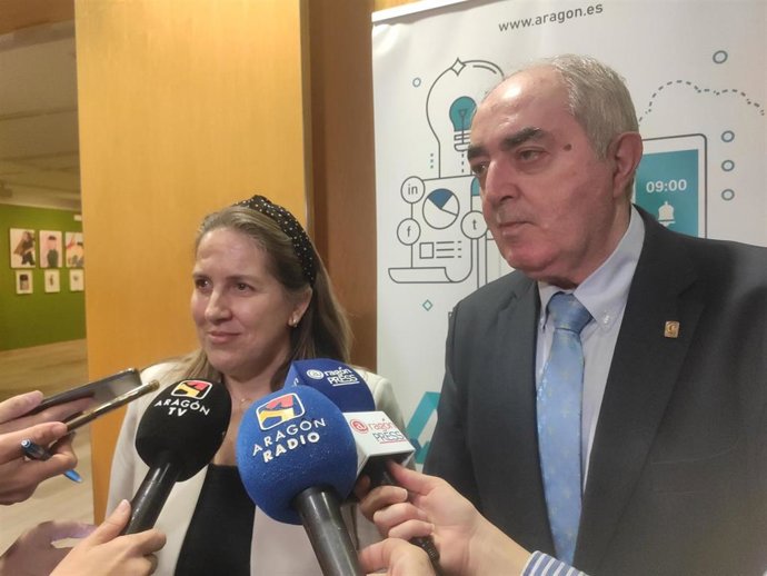 La directora general de Promoción Industrial e Innovación, Mar Paños, y el presidente del Consejo Aragonés de Cámaras, Manuel Rodríguez Chesa.