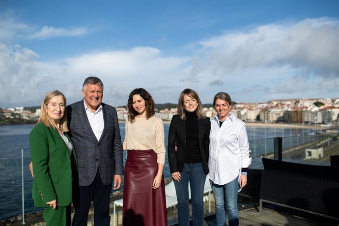 La presidenta de la Comunidad de Madrid, Isabel Díaz Ayuso  posan en la terraza del Real Club Náutico de Sanxenxo, a su llegada a un desayuno con empresarios de Sanxenxo, a 16 de febrero de 2024, en Sanxenxo, Pontevedra, Galicia (España).
